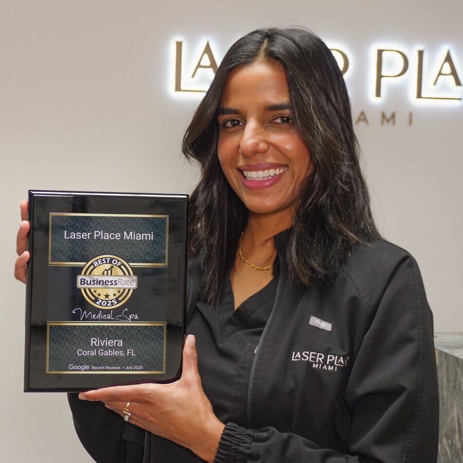 Laury con el premio Best of BusinessRate 2025 Medical Spa